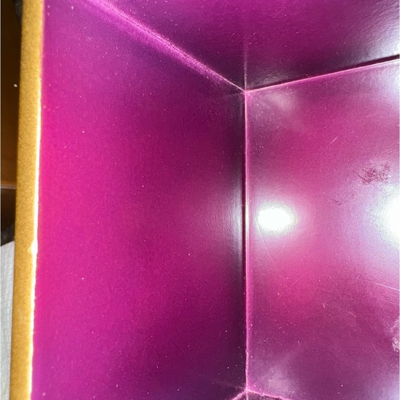 JAY STRONGEATER STATIONERY SQUARE MEDALLION BOX. “CHRISTINA” JEWELRY COLOR
5069 - Picture 10 of 11